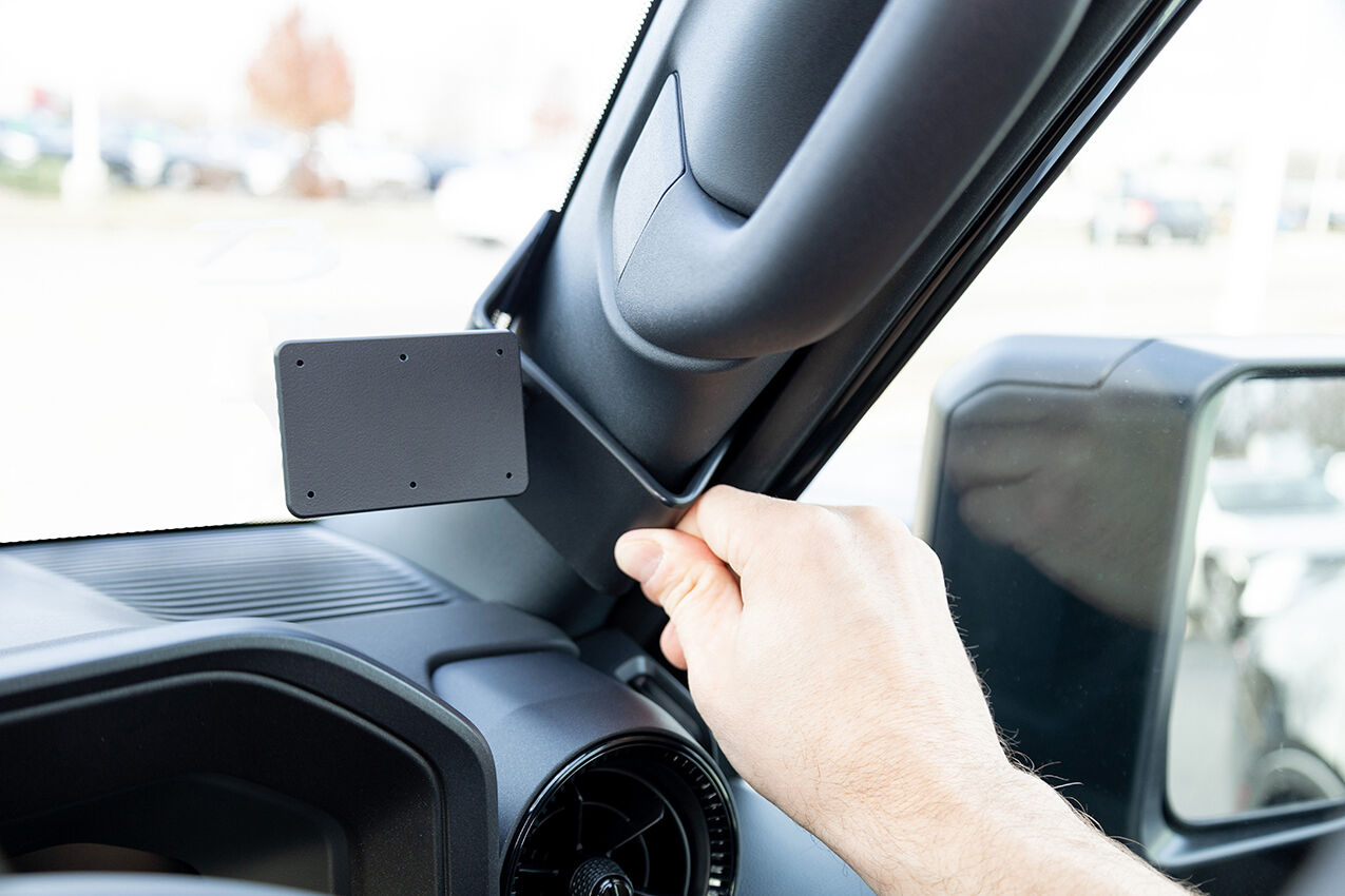 Hand adjusting ClicOn Dash Mount