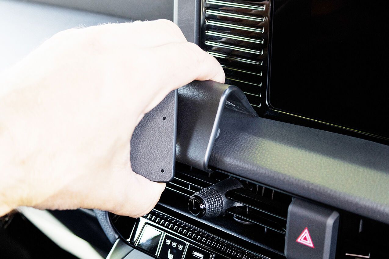 Hand adjusting ClicOn Dash Mount