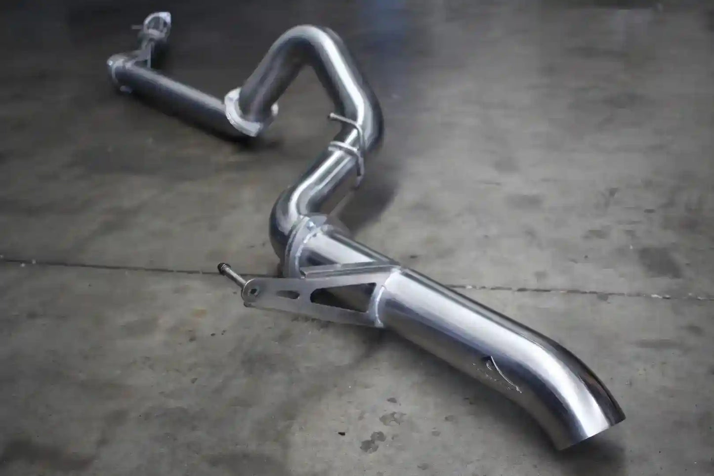 Metallic exhaust pipe system on a concrete floor