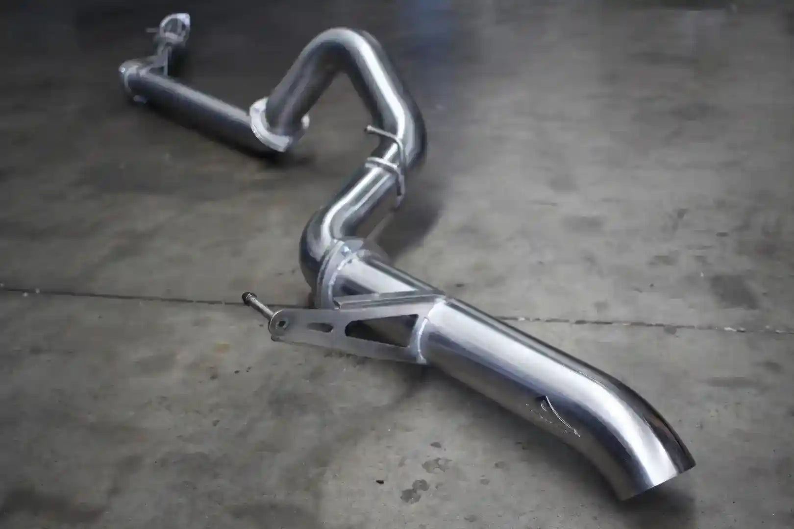Metallic exhaust pipe system on a concrete floor